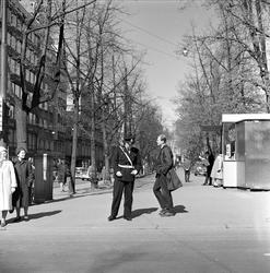 Politibetjent og andre mennesker i gate, Eidsvolls plass, Os