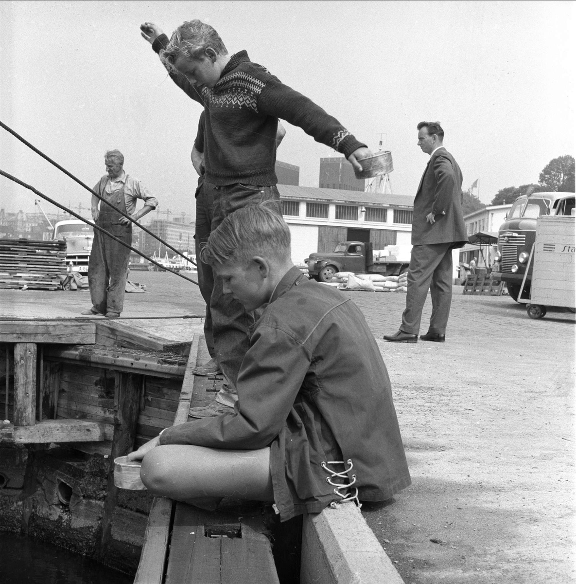 Boksefiske på brygga, Rådhuskaia, Oslo, juli, 1958.