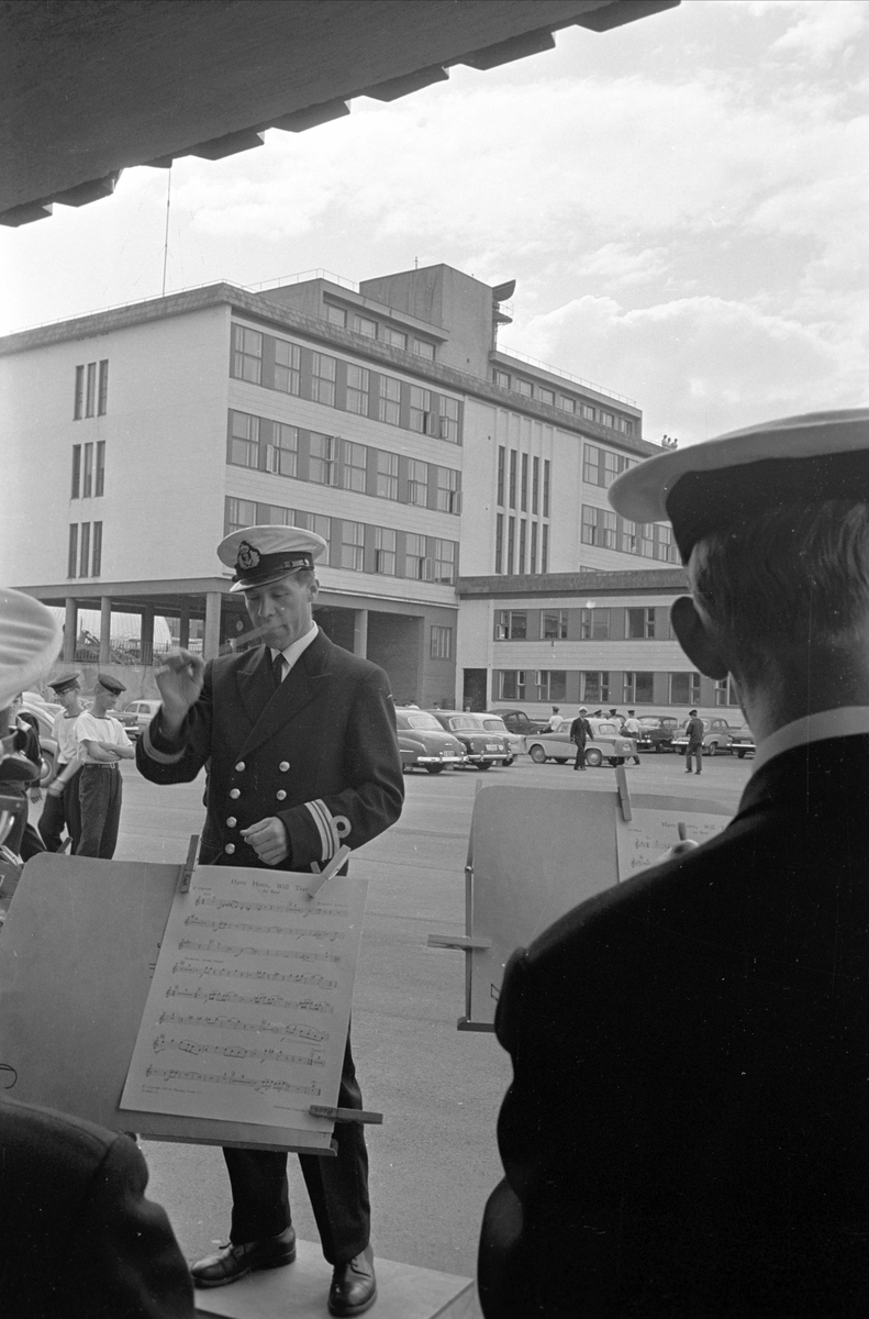 Håkonsvern, Bergen, 05.06.1963. Bygninger og offiser.