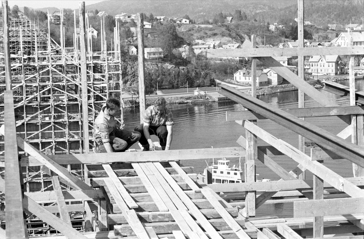 Brevik, Porsgrunn, juni 1960. Brevikbrua under bygging.