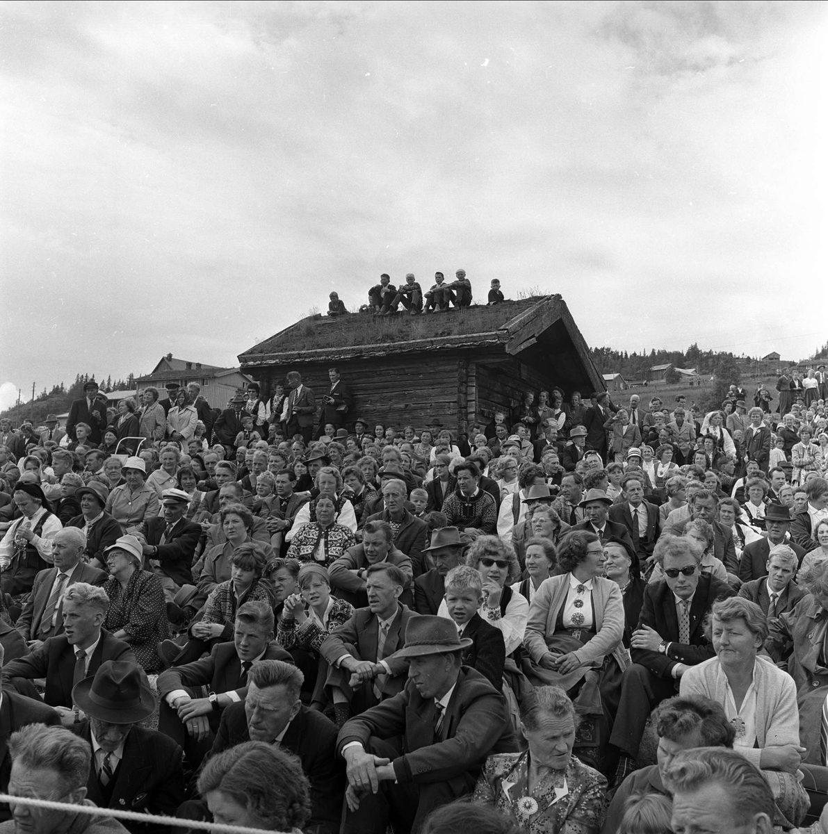Rauland, Telemark, 07.07.1962. Bygning, publikum og underholdning.