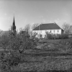 Vestby, Akershus, oktober 1956. Prestegård og kirke. Vånings