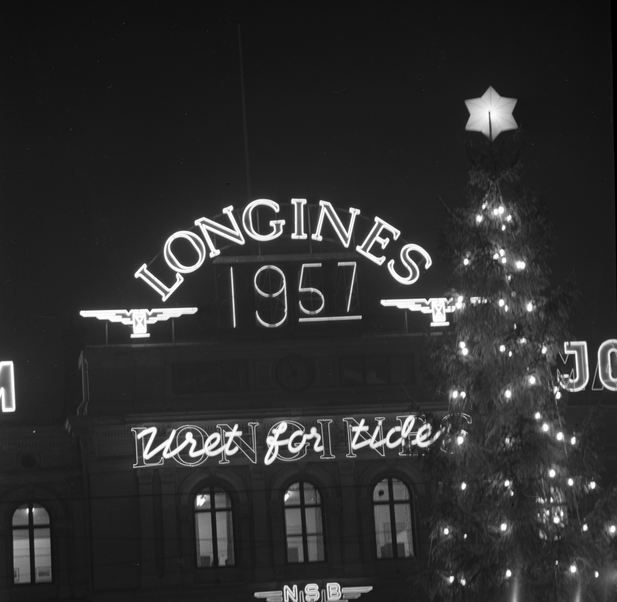 Jernbanetorget 1, Oslo, 1959. Østbanestasjonen. Juletre, reklame og klokke.