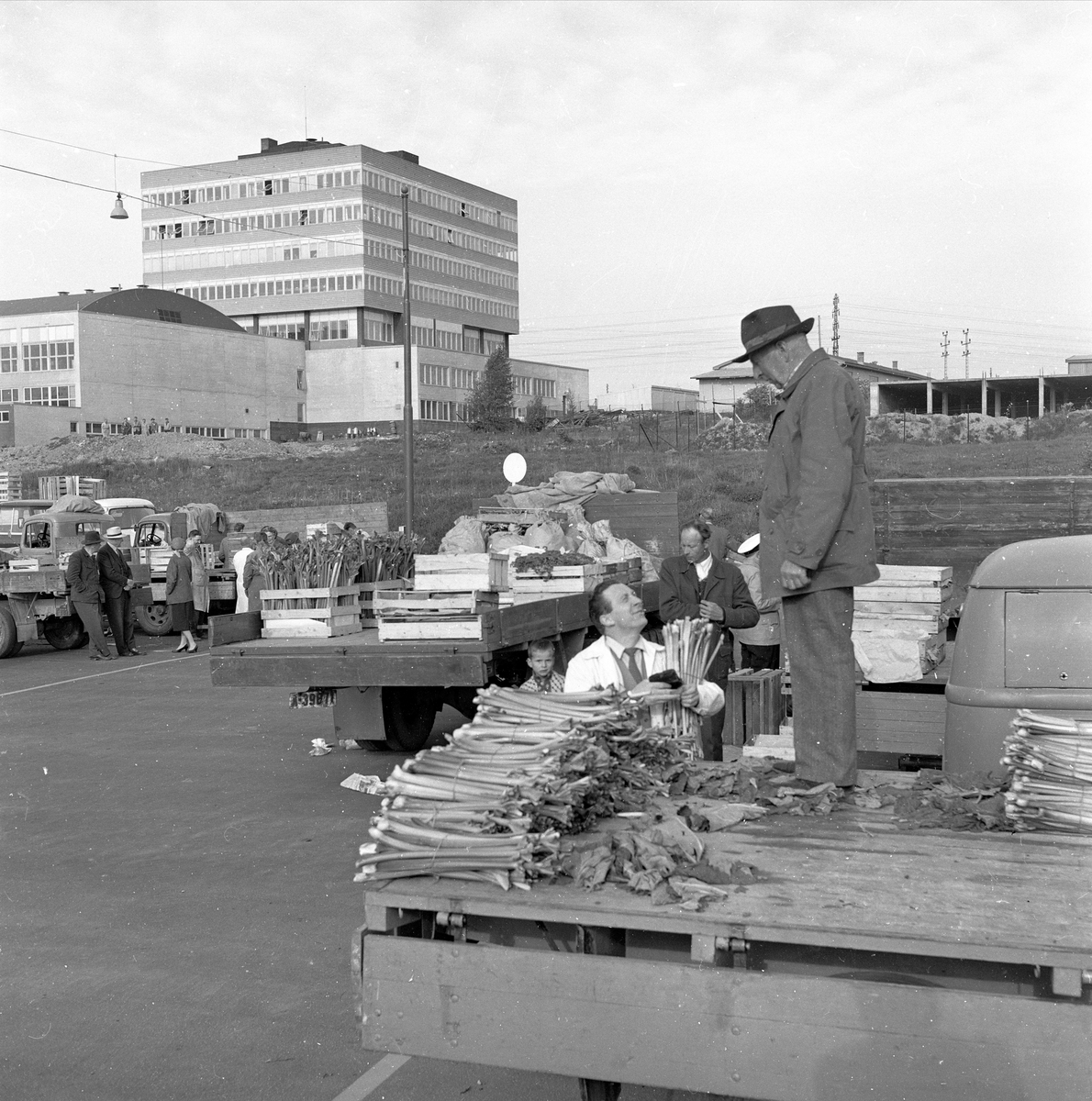 Økern torg, Oslo, mari 1959. Torghandel.