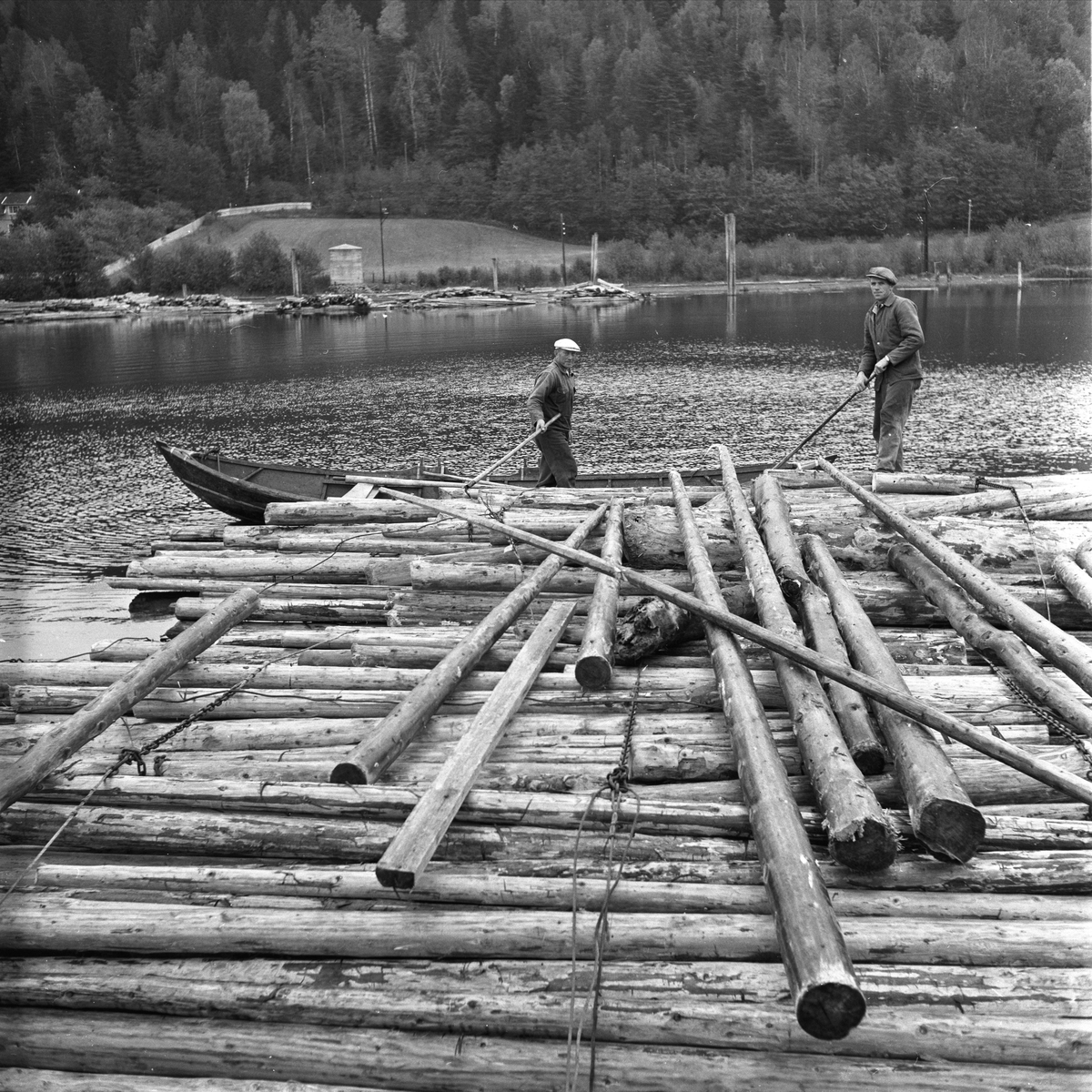 Tømmerfløting ved Fredrikstad, Østfold, 10.10.1959. Menn i arbeide med tømmer. Lensebåt.