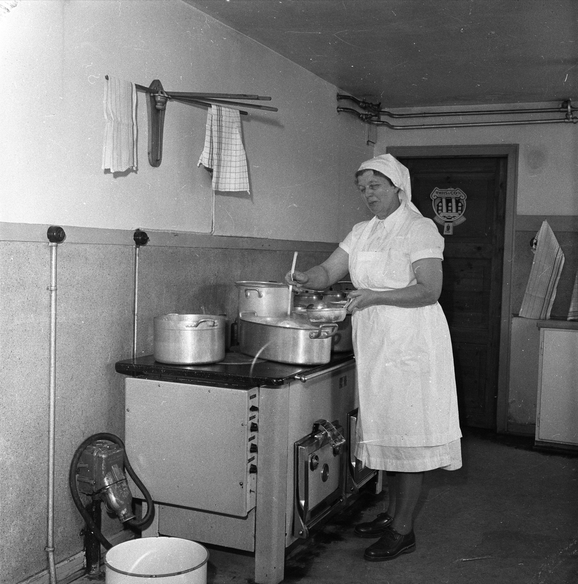 Sponhoggbakken 8, Oslo, mai 1956. Sponhogget sjømannspensjonat (1948-83). Kokke på kjøkkenet.