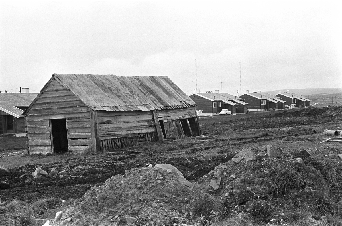 Fra Vadsø september 1968. Bildet er tatt norøst i ytrebyen. Boligene ble oppført av Forsvaret som tjenesteboliger ca 1972-75