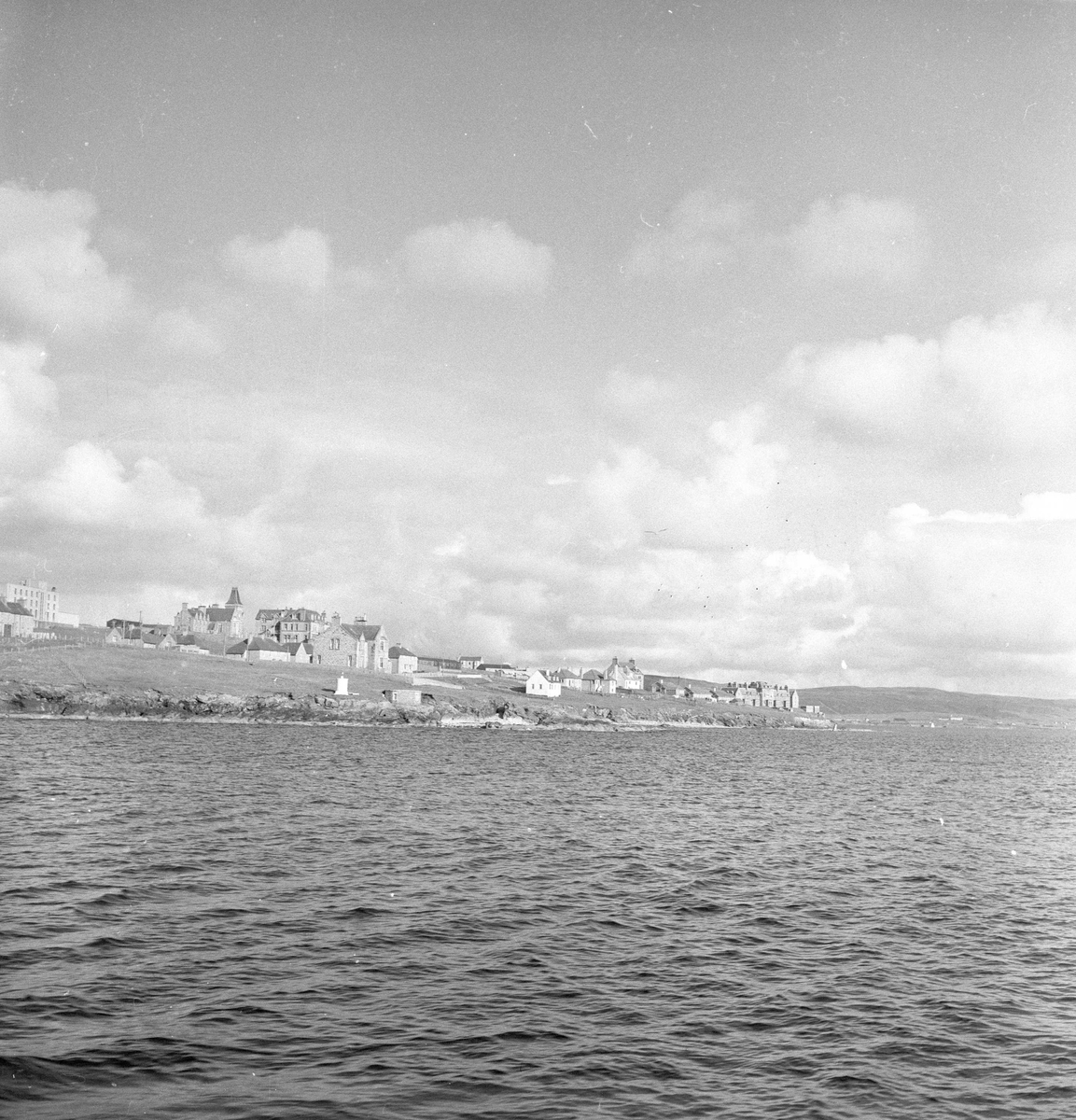 Pigghåfiske på Shetland.
Shetland, 14-22. mai 1958, bebyggelsen på land sett fra sjøen.