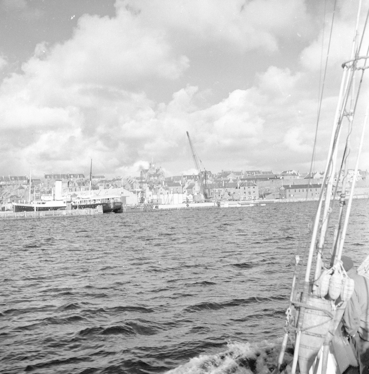 Pigghåfiske på Shetland.
Shetland, 14-22. mai 1958, oversikt over bebyggelsen og kaianlegget.