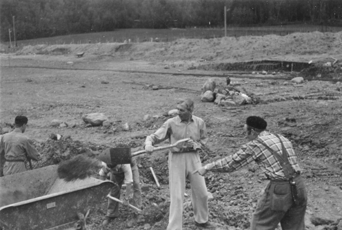 Idrottsplatsen på F 2 Roslagens flygflottilj byggs, 1943. Civilanställda tjänstemän i arbete med grävning.