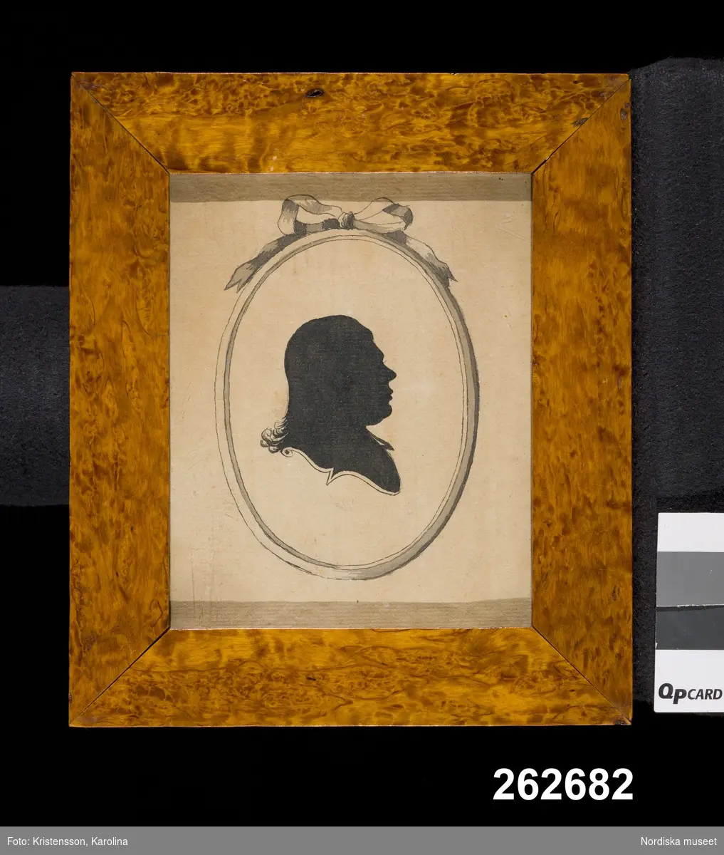 Silhuettporträtt, man. Bröstbild, höger profil.