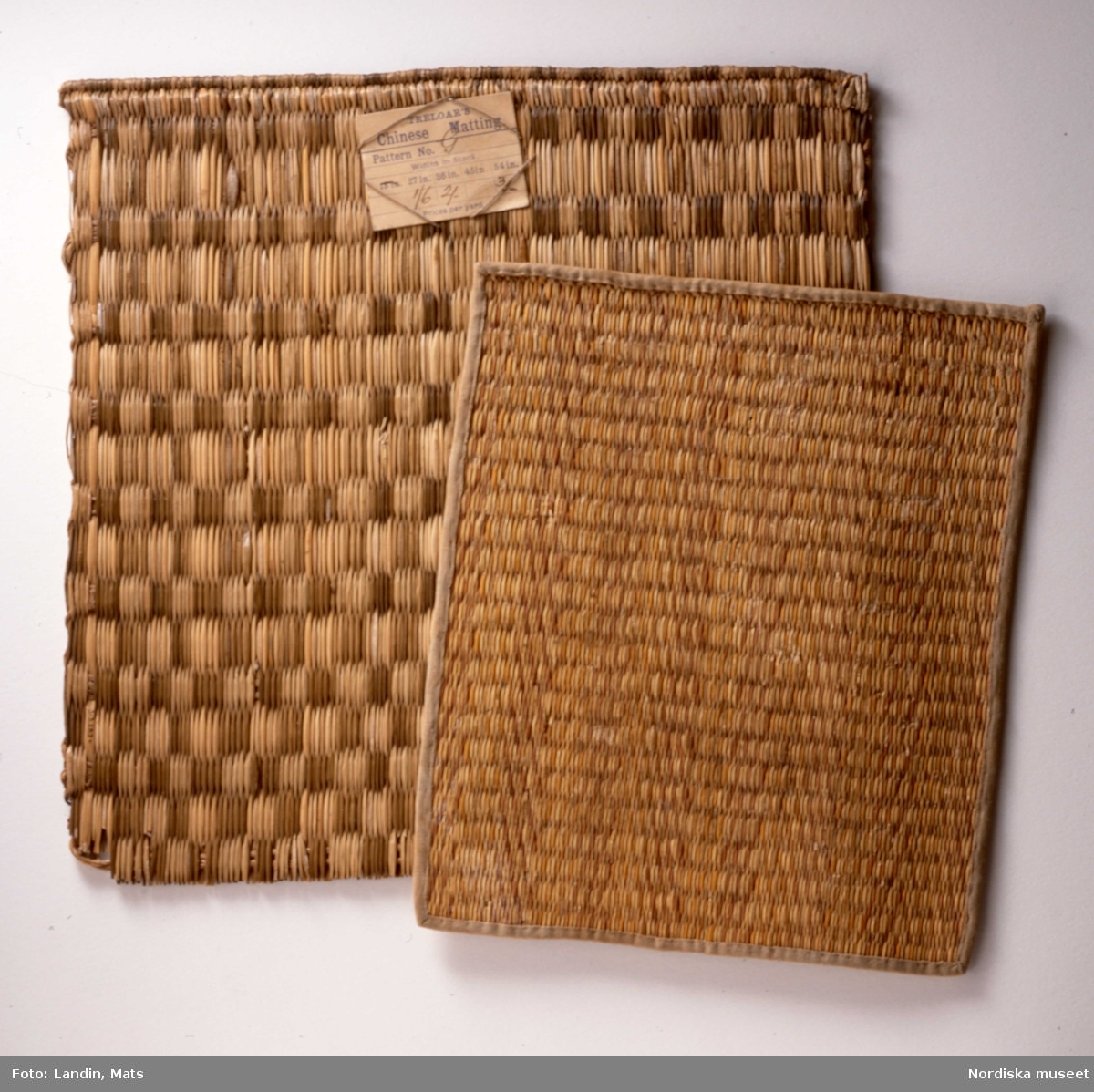 Mattprov på "Chinese matting". Mattorna användes gärna för att klä ytorna på de moderna bambumöblerna.