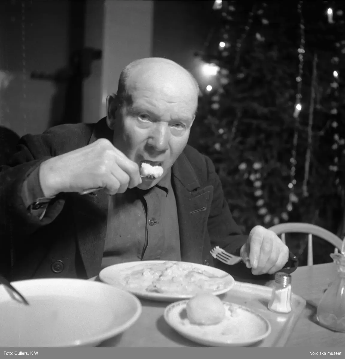 En man äter en måltid i Stockholms Bespisningsförenings lokaler på Malmgårdsvägen 18.