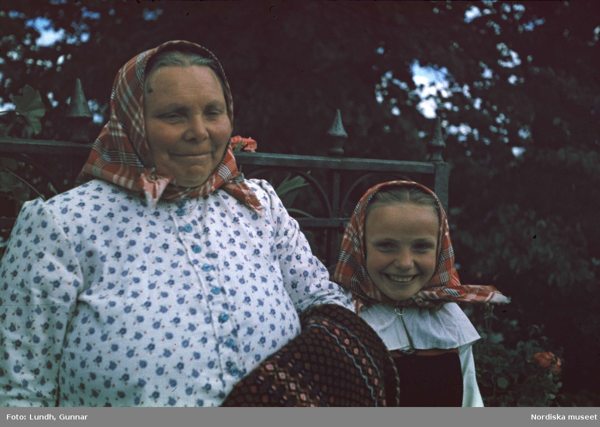 Äldre kvinna och liten flicka båda iklädda sjalett.