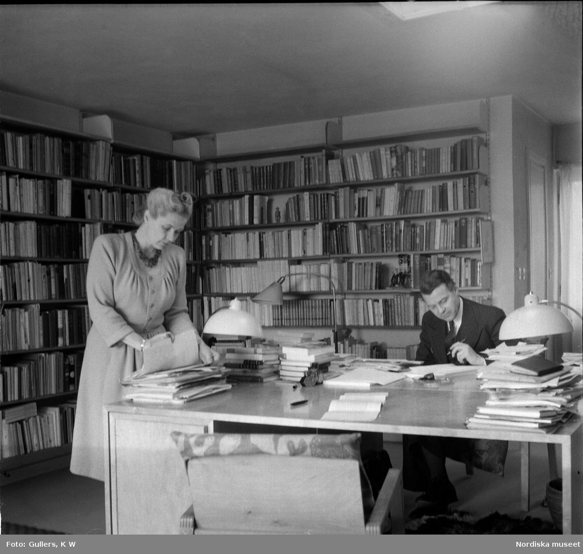 Alva och Gunnar Myrdal i arbetsrum.