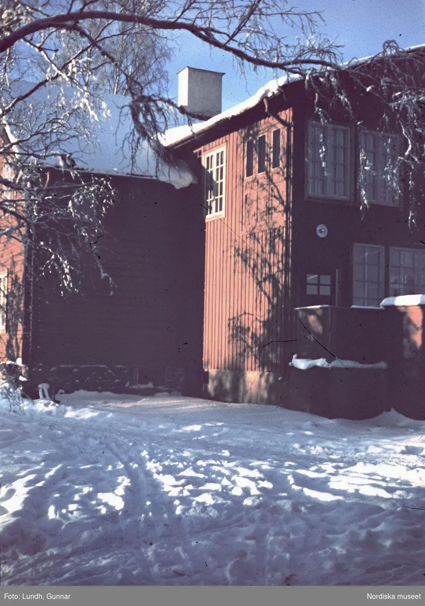 Dalarna. Vid Långbergsgården i Tällberg på vintern med stort rödfärgat hus i två våningar.