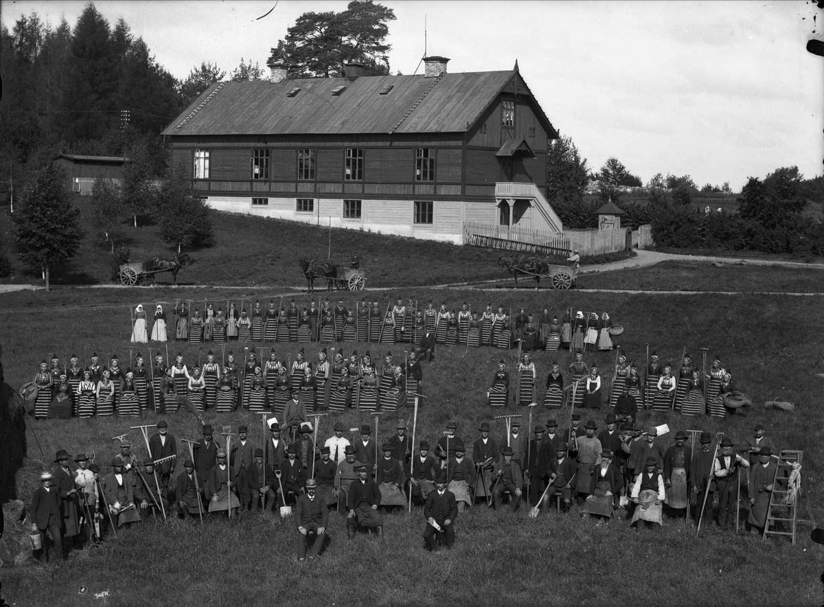Gruppbild. Kyrkogårdsnämndens trädgårdsarbetarkår på Norra begravningsplatsen i Stockholm. Det övervägande flertalet kvinnor är dalkullor.