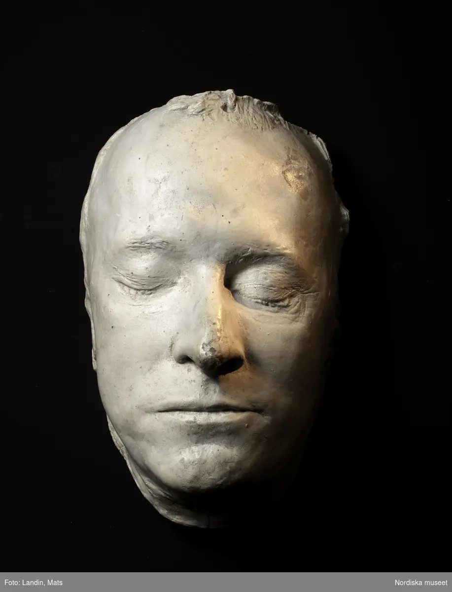 Gustav III dödsmask. Nordiska museets föremål inv.nr 47752.

På sista bilden (NMA.0048163_04)  visas masken tillsammans med en guldbroderad mask, Nordiska museets föremål  inv. nr. 3558, som enligt uppgift skall ha varit i kungens ägo.
Masker