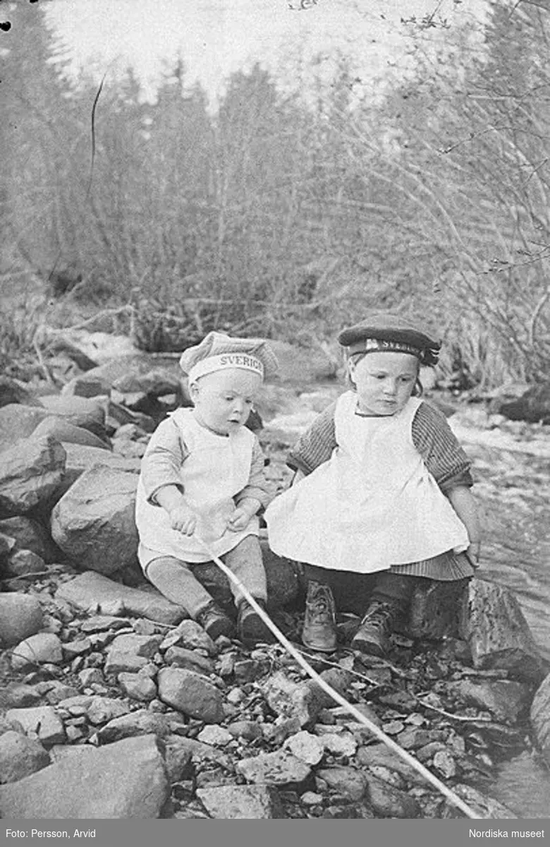 Porträtt av två små barn i naturen. Sörsjön, Transtrand sn, Dalarna.