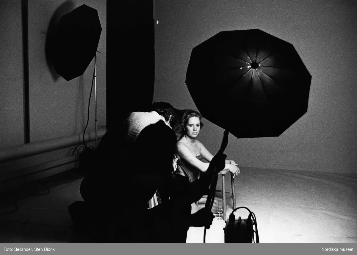 Skådespelerskan Liv Ullmann under en fotografering av fotografen Richard Avedon i Bellanders studio.