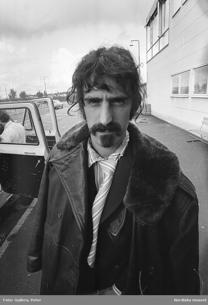 Den amerikanske musikern Frank Zappa (1940–1993) vid Bromma flygplats.