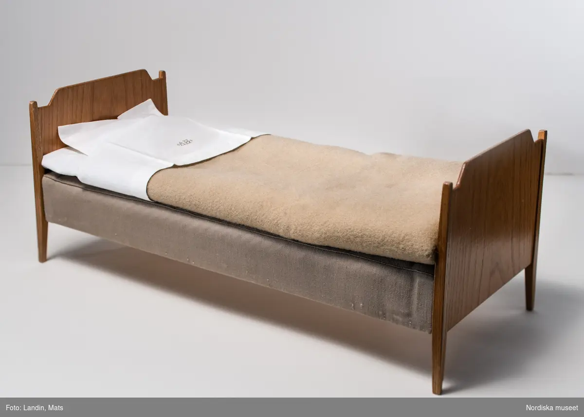 Modellsäng, säng, modellsängar med tillhörande bäddutrustning från upplysningsbyrån Aktiv Hushållning i början av 1950-talet. De hyrdes ut och användes av husmodersföreningar och hemkonsulenter  mfl på kurser ute i landet