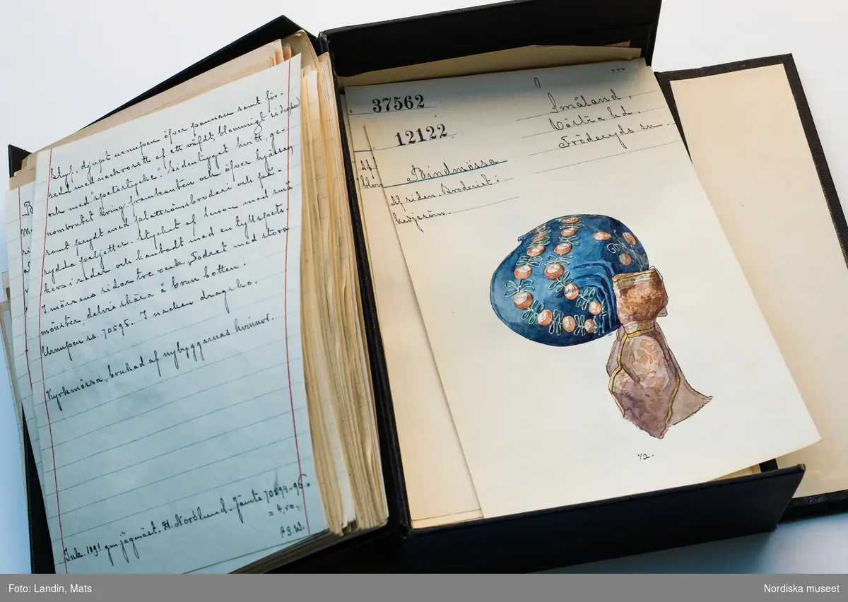 Katalogkort över bindmössor i Nordiska museets samlingar