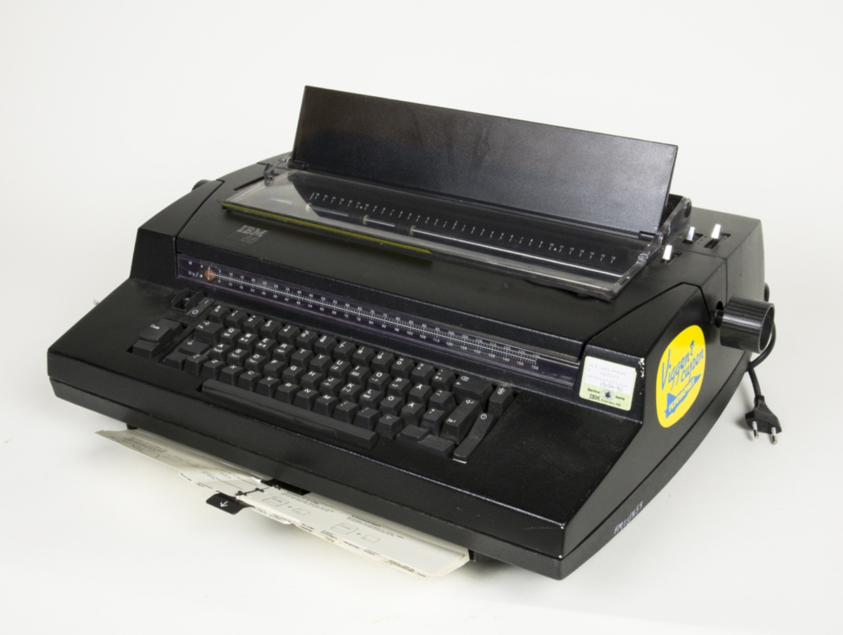 Skrivmaskinen har kabel med hankontakt. Finns en utdragbar instruktionsbok.