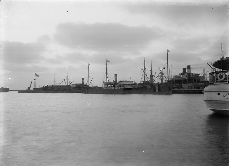 Fartyg i hamnen. S/S Torfrid, fotot är från tiden Andra värdskriget, hon är målad i Neutralitets färger.