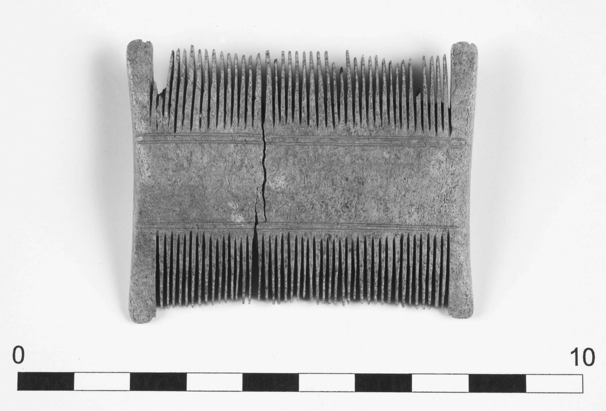 Dubbelhelkam av horn. Gjord i ett stycke. Ena sidan med smalare tänder, den andra med lite tjockare. Datering 1050-1150 e.Kr.
