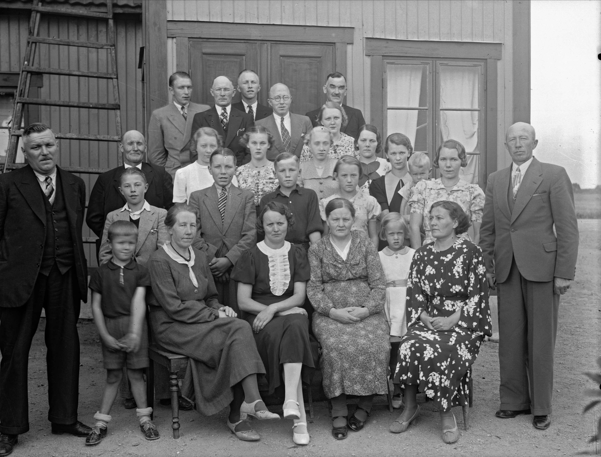 Grupporträtt - kvinnor, barn och män, sannolikt Uppsala 1937