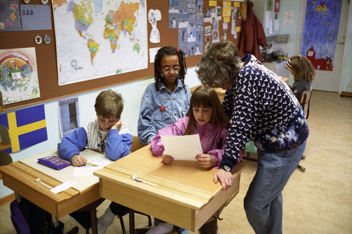 Elever och lärare i klassrum på Liljeforsskolan i Gränby, Uppsala 1992