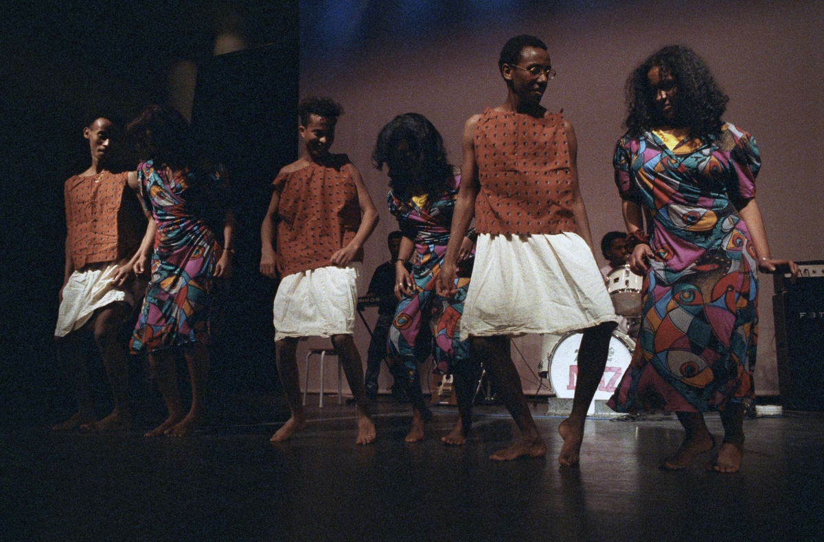 Eritreansk sång- och dansgrupp i Brantingsskolans aula, Sala backe, Uppsala 1992