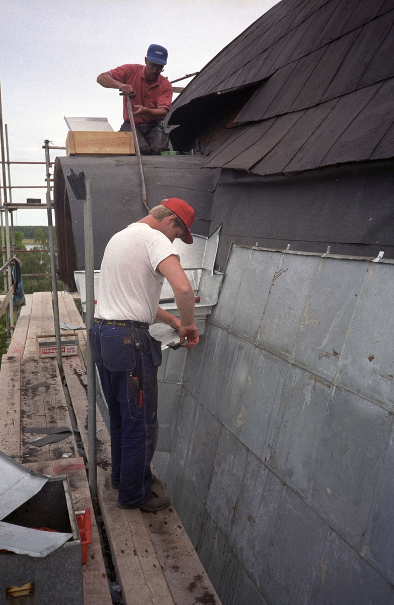 Arbete med plåttäckning av tak, Örbyhus slott, Vendels socken, Uppland 1995
