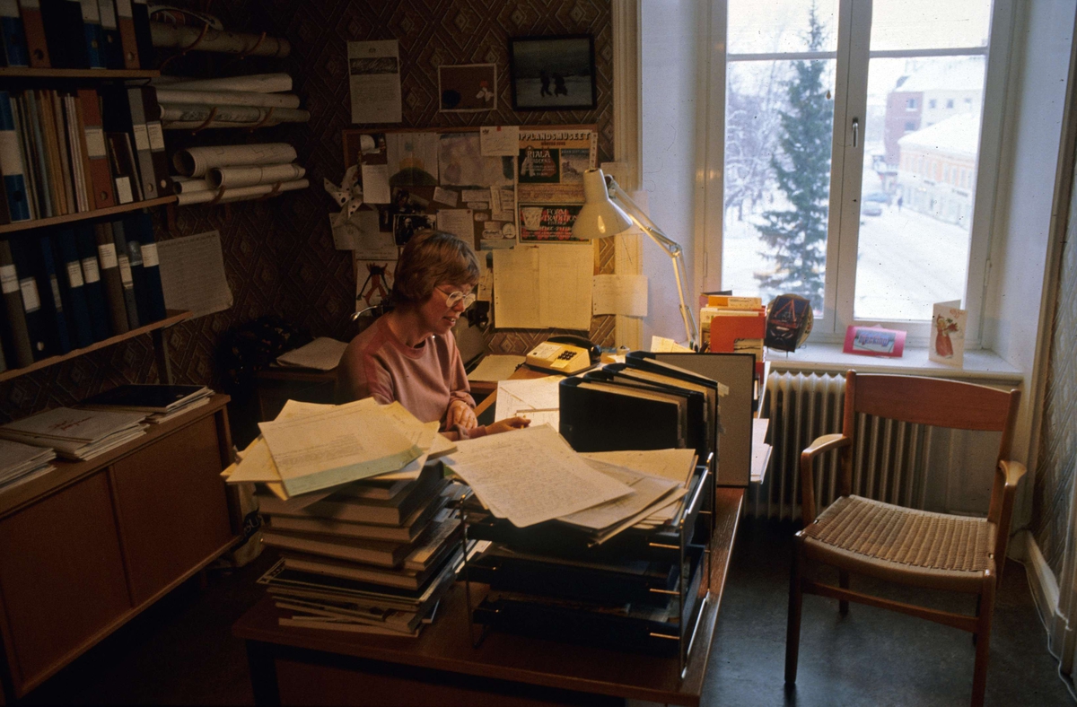 Antikvarie Helena Harnesk vid sitt skrivbord på Upplandsmuseet, Uppsala 1986