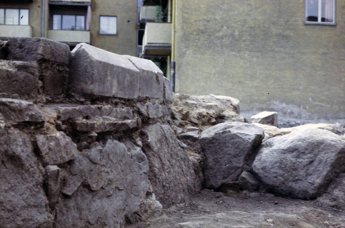 Arkeologisk undersökning av Franciskanklostret, kvarteret Torget, Uppsala 1971 - 1972. Långhuset, norra väggen, travé 4, från nordost