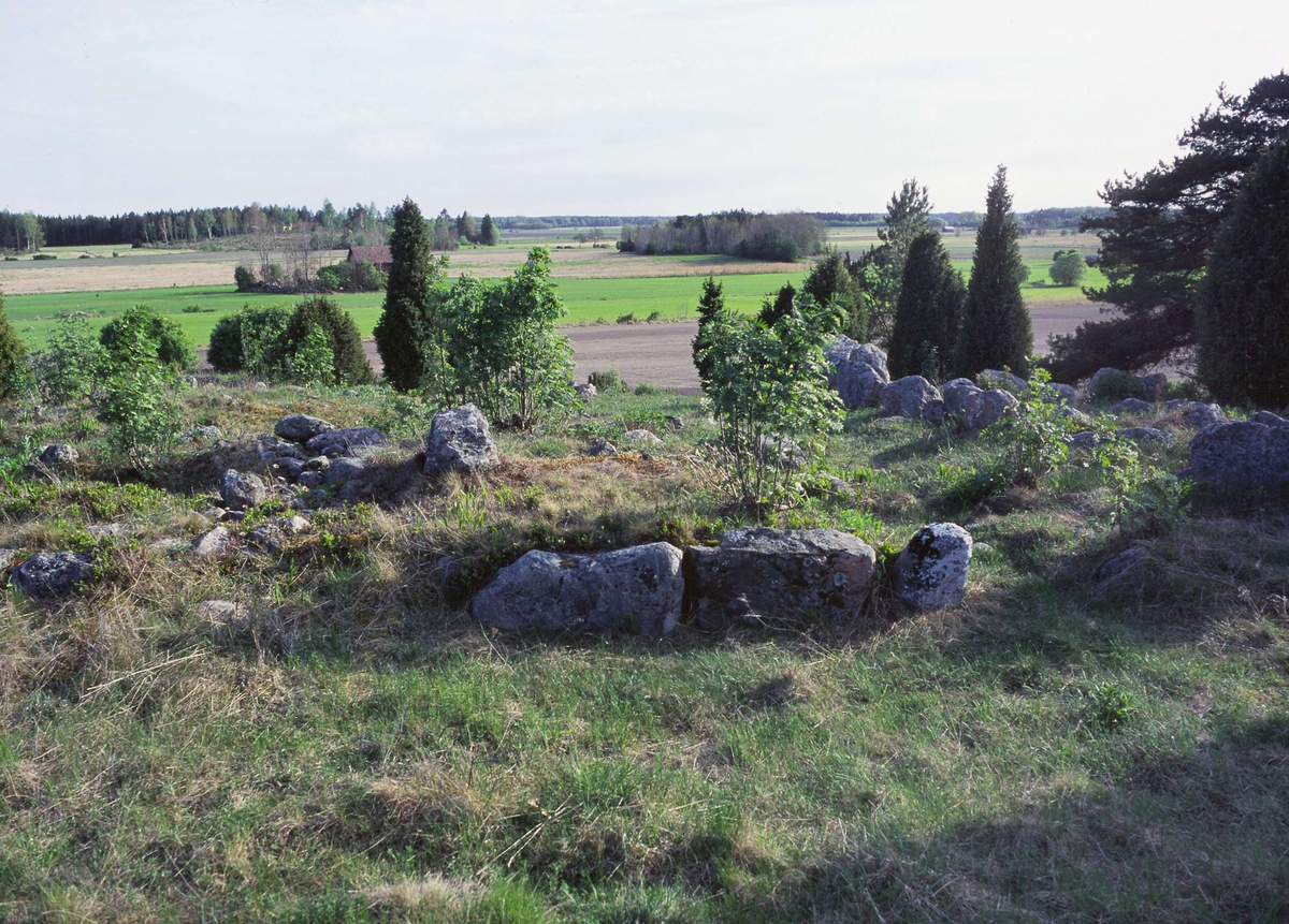 Landskapsvy, gravfält med skeppssättning, Sund, Österlövsta socken, Uppland 2000