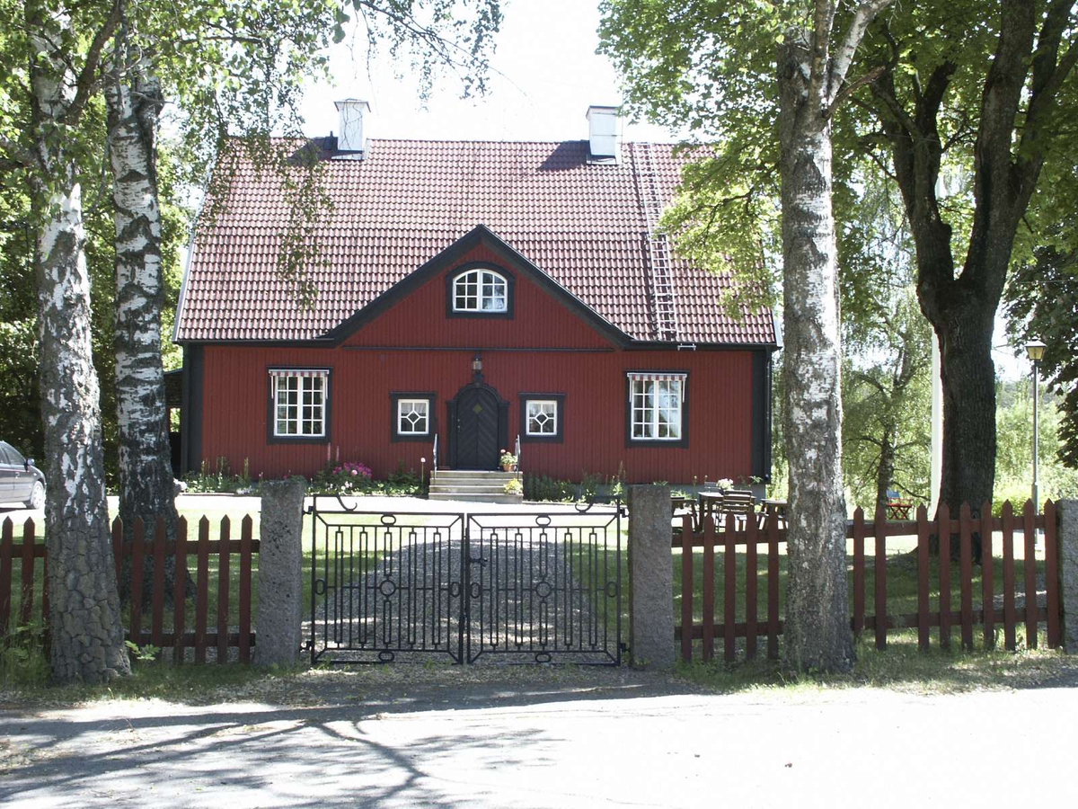 Huvudbyggnaden vid Danmarks prästgård, Danmarks socken, Uppland 2002