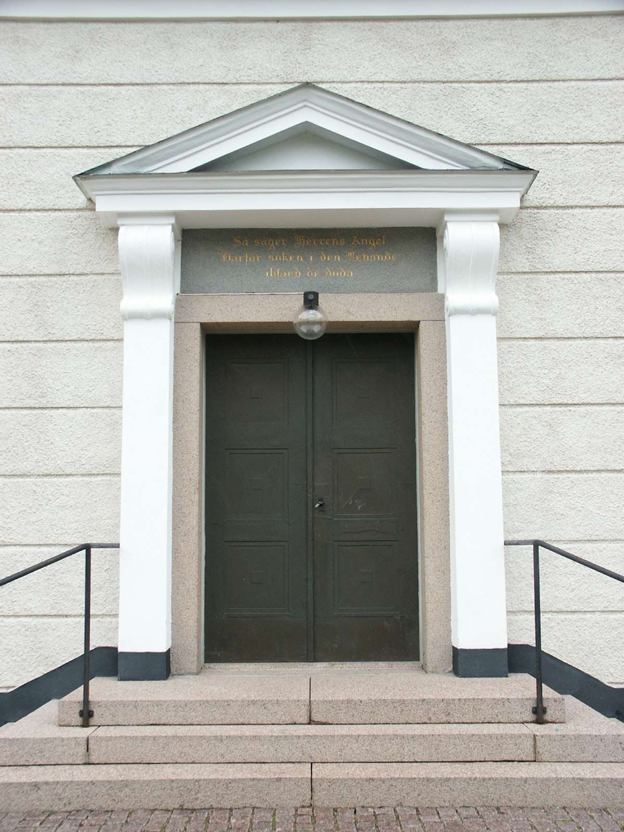 Entré, Hoppets kapell på Nya kyrkogården, Östhammar, Uppland 2004