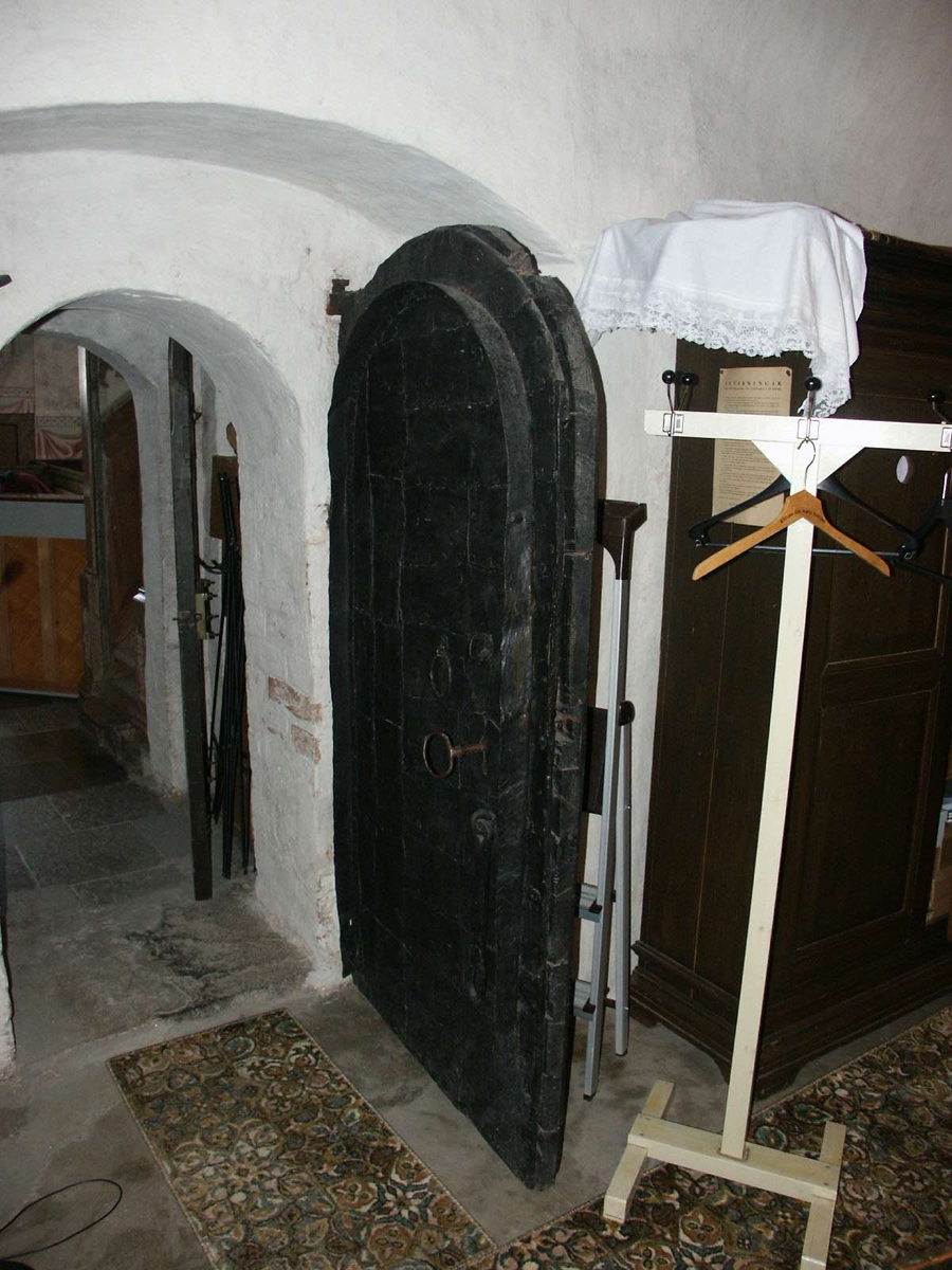 Dörr till sakristian i Husby-Sjutolfts kyrka, Uppland 2004  