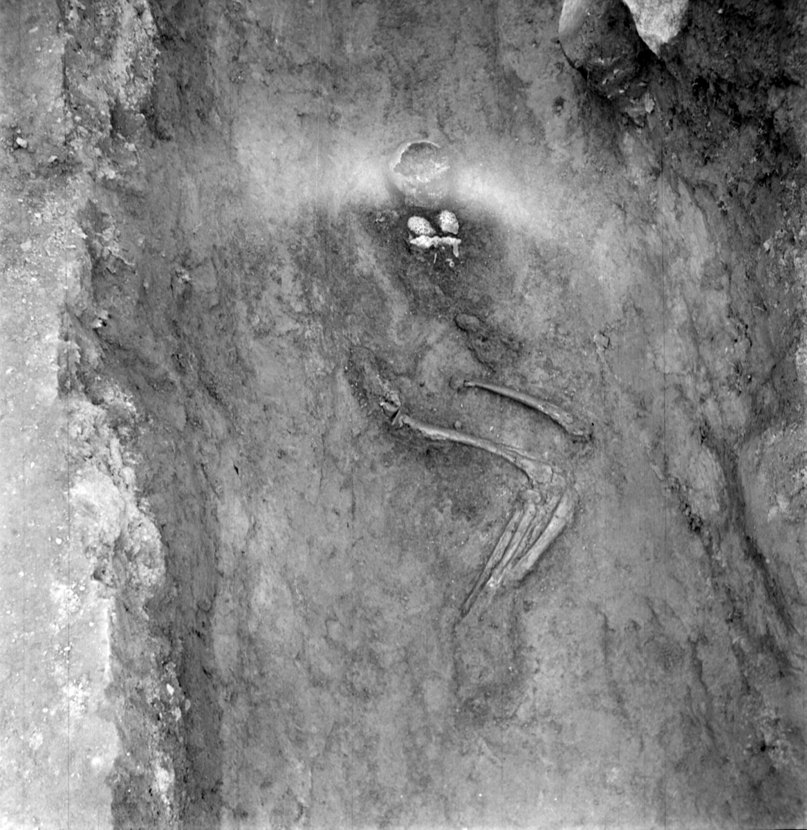 Prästgården, skelett med smyckeuppsättning grav 36 - Arkeologi Gamla Uppsala 1973