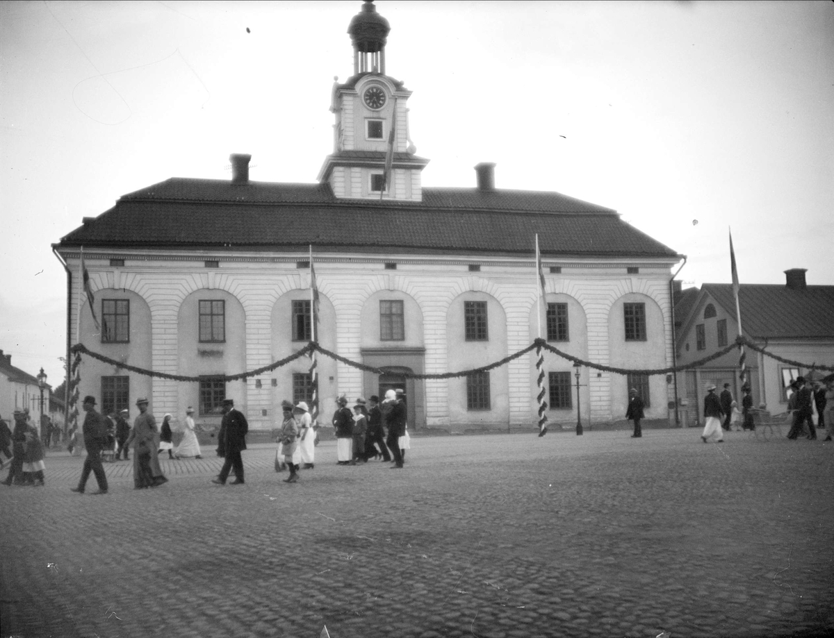 Festsmyckat torg med rådhus, Nyköping, Södermanland
