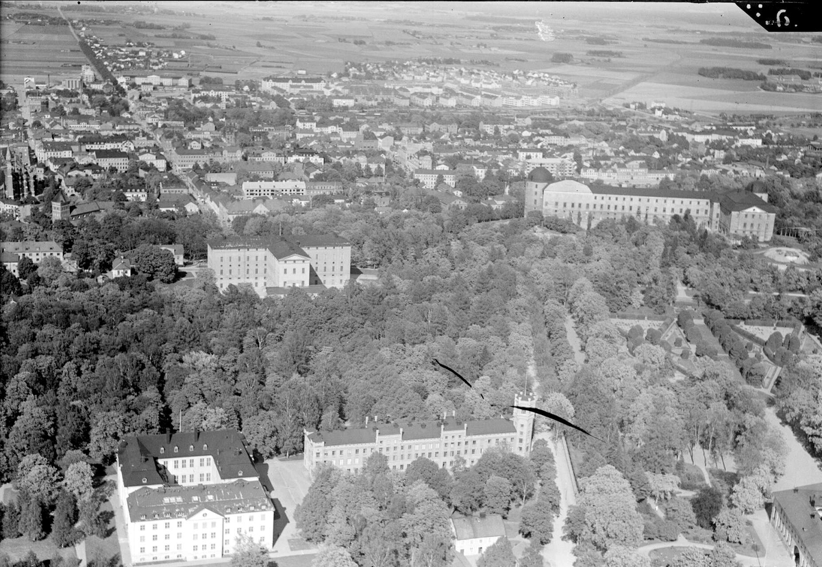 Flygfoto över Uppsala med Kemikum, Carolina Rediviva och Uppsala slott i förgrunden, 1936