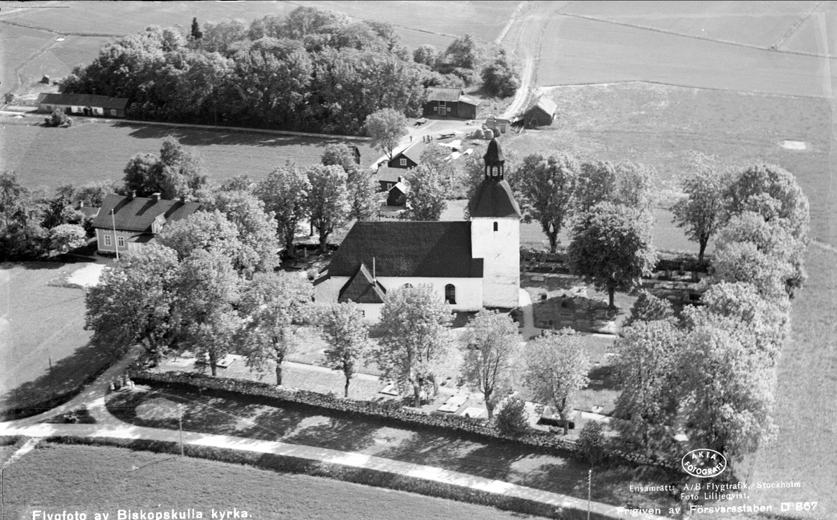 Flygfoto över Biskopskulla kyrka, Biskopskulla socken, Uppland 1936