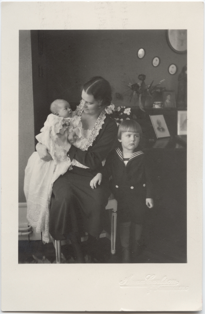 Kabinettsfotografi - Anna-Märta, Margareta, i dopklänning, och Göran Wohlfart, 1932