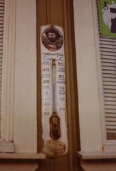 Termometer fra Tiedemann på fasaden til kolonialforretning i
