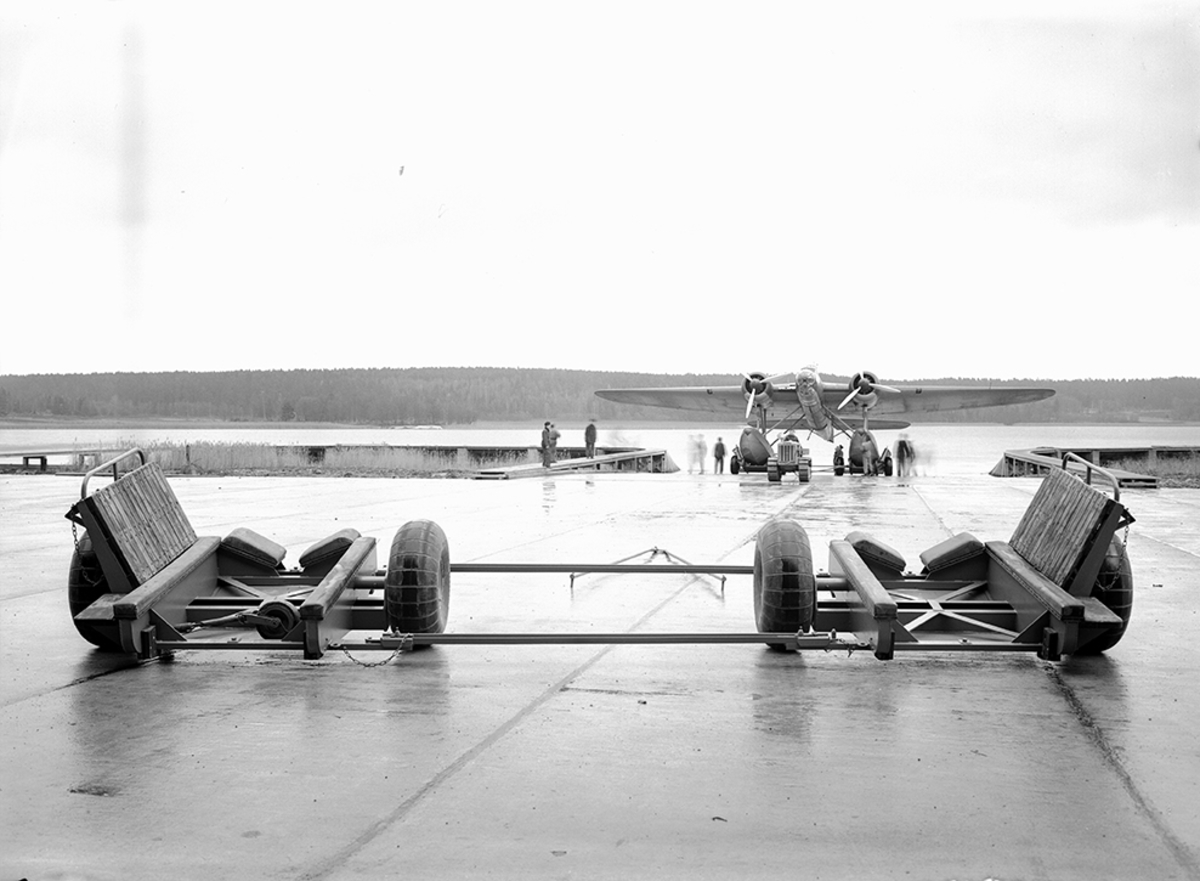 Vagn till flygplan T 2 vid slipen på F 2 Roslagens flygflottilj. I bakgrunden syns flygplan T 2.