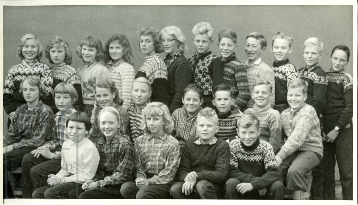 Klassebilde fra Leikvoll skole. 3., 4. og 5. klasse 1955/1956