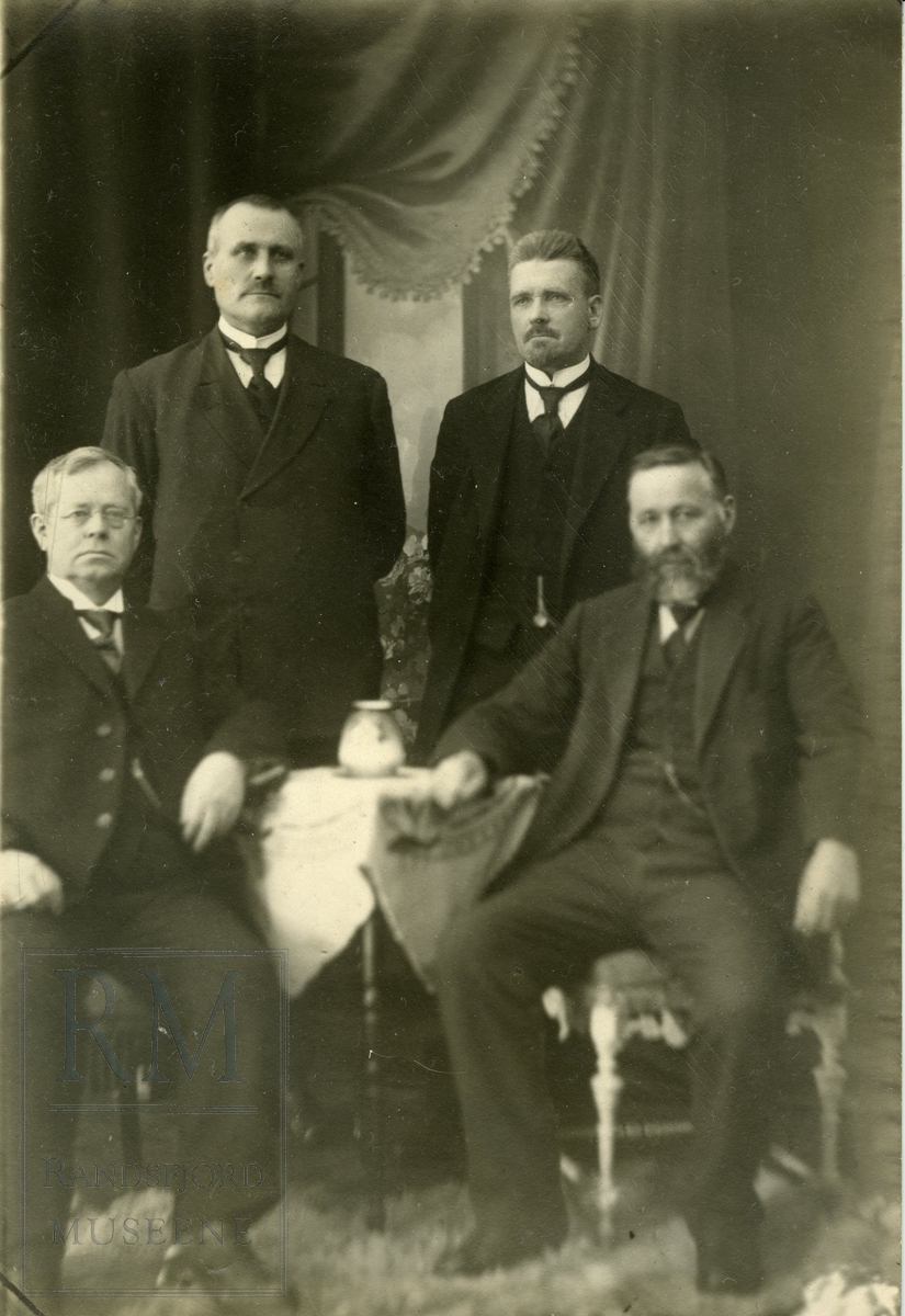 Fire menn, lærer Hans Stenersen til høyre.