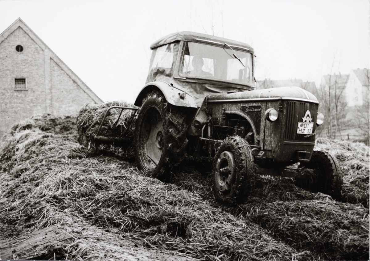 Silosvans i arbeid bak en Hanomag Brillant-traktor i krets Detmold i Tyskland på 1960-tallet